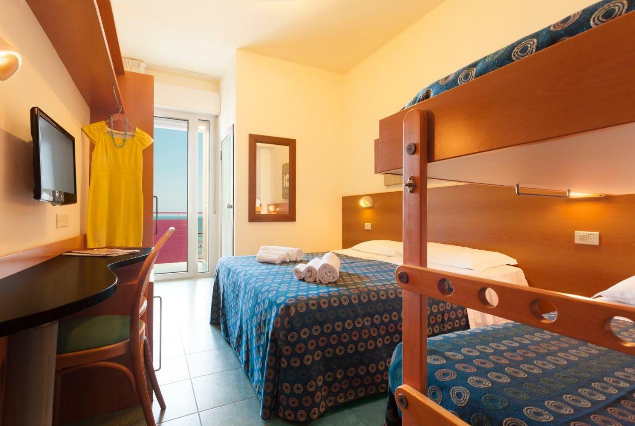 Hotel Atlantic Vista Mare Pesaro Exterior foto