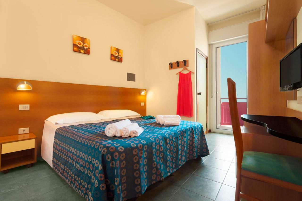 Hotel Atlantic Vista Mare Pesaro Exterior foto
