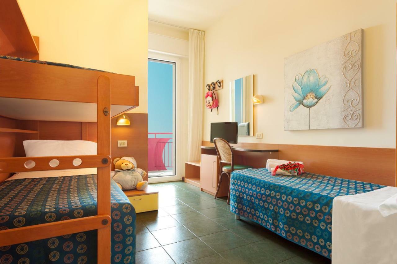 Hotel Atlantic Vista Mare Pesaro Exterior foto