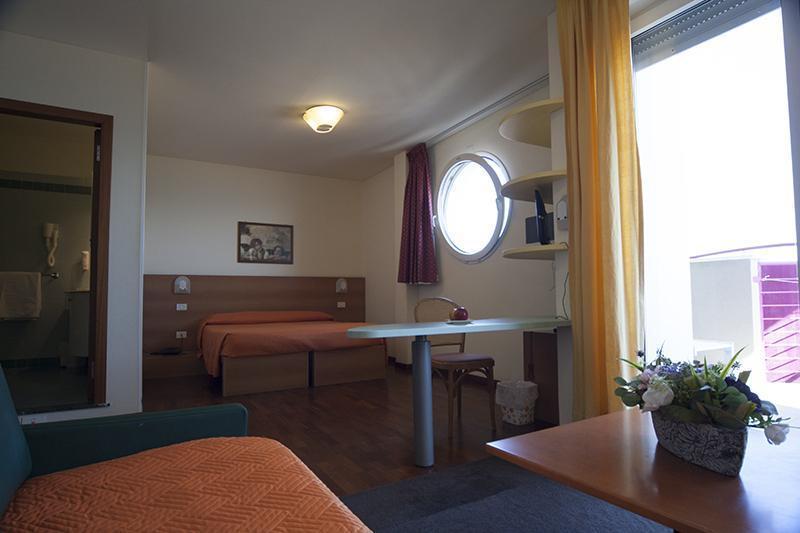 Hotel Atlantic Vista Mare Pesaro Exterior foto